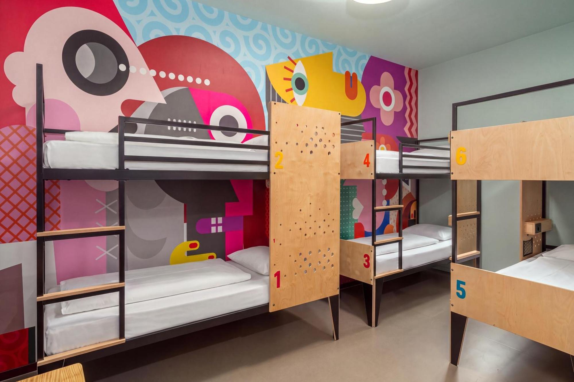 Bett in gemischtem 10-Bett-Zimmer